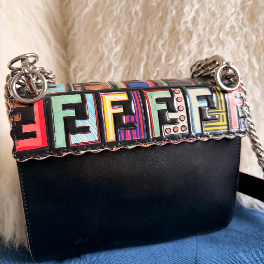 🛑SOLD🛑Fendi
Kan I Bag Zucca Embossed Patent and Leather Small - Picture 6 of 9